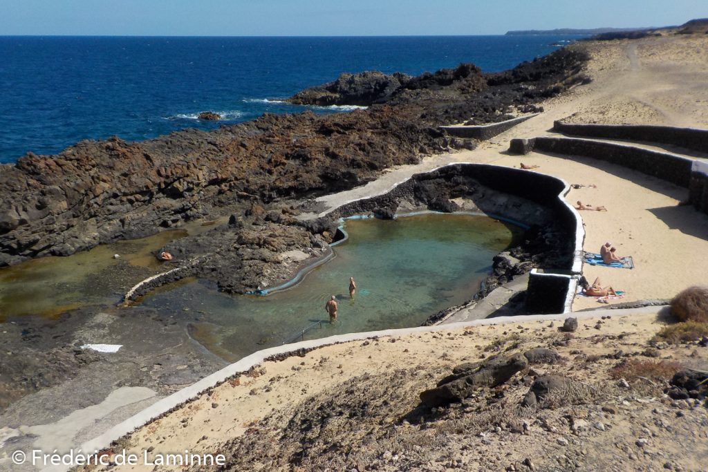 Des naturistes profitent des piscines naturelles de Charco del Palo