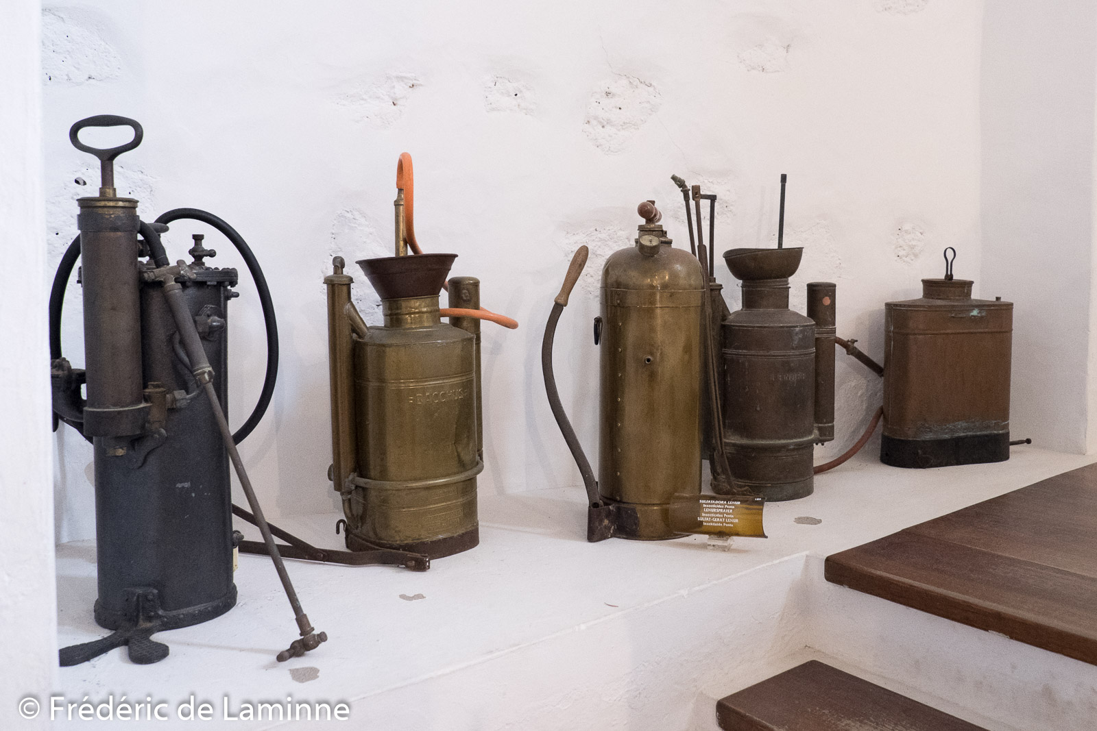 Des pulvérisateurs sont regroupés au musée du vin El Grifo à Lanzarote.