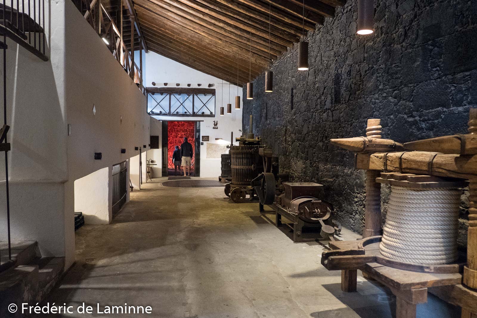 Salle des cuves avec des pressoirs au musée du vin El Grifo.