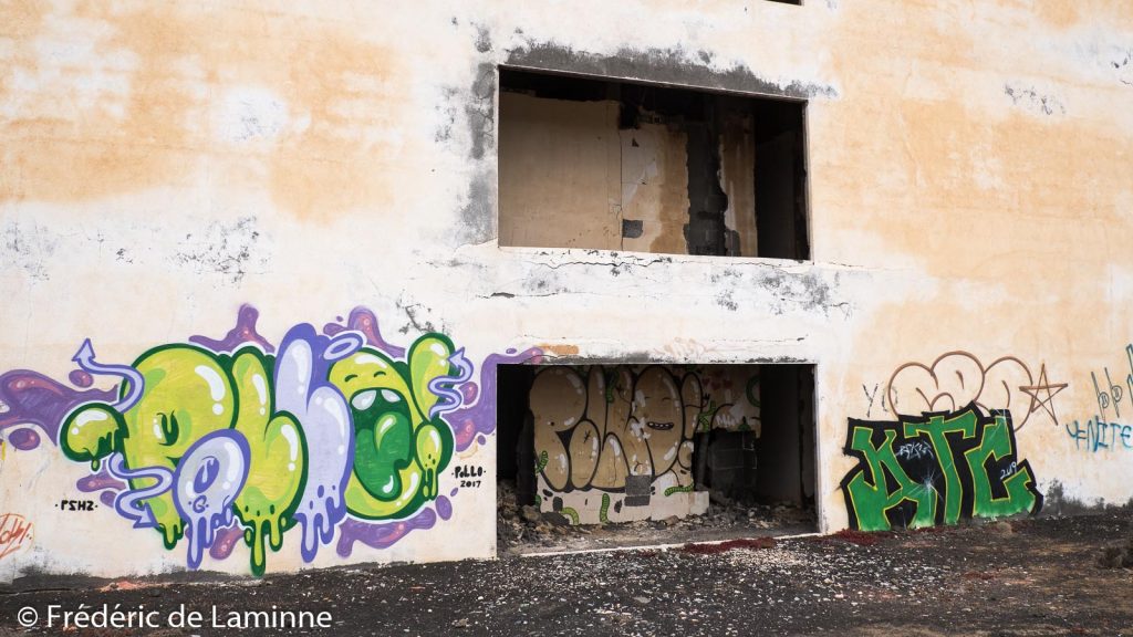 Des graffitis décorent l’hôtel abandonné Atlante del Sol près de Playa Blanca, Lanzarote