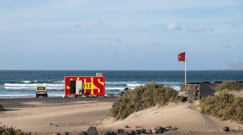Poste de secours sur la plage de Famara (Caleta de Famara) sur l’île de Lanzarote, Canaries le 10/11/2020. Photo : Frédéric de Laminne